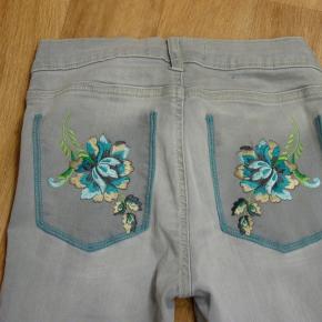 Výšivky na džíny zákaznice